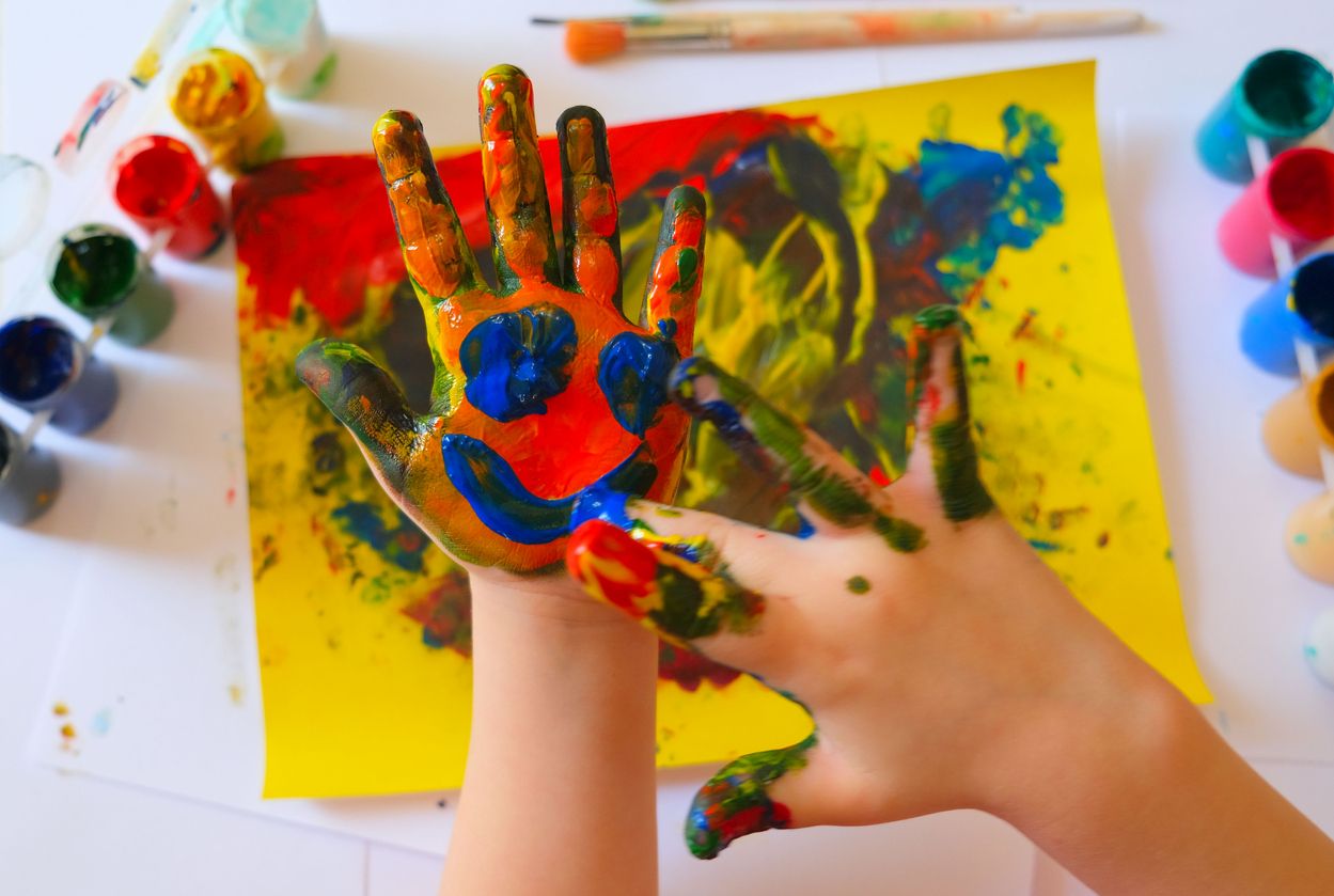 Kinderhände malen Farbe iStock Elena Kurkutova.jpg (1)