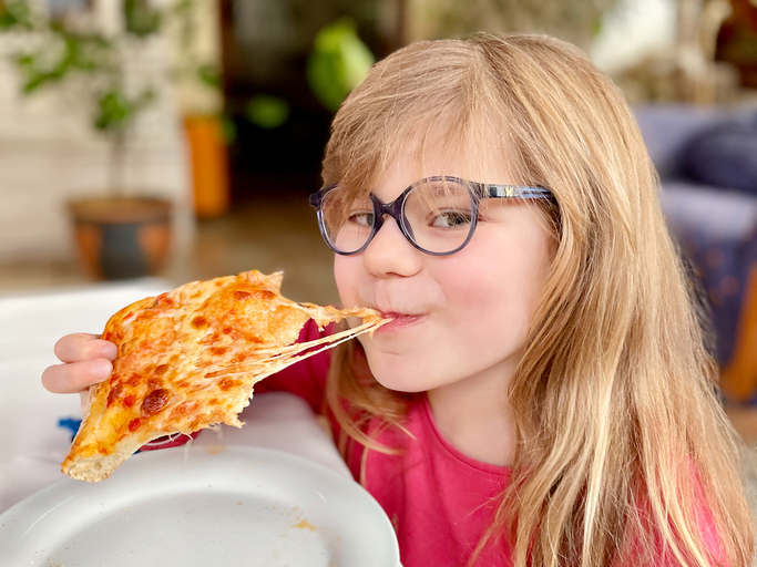 Kind isst Pizza iStock romrodinka.jpg