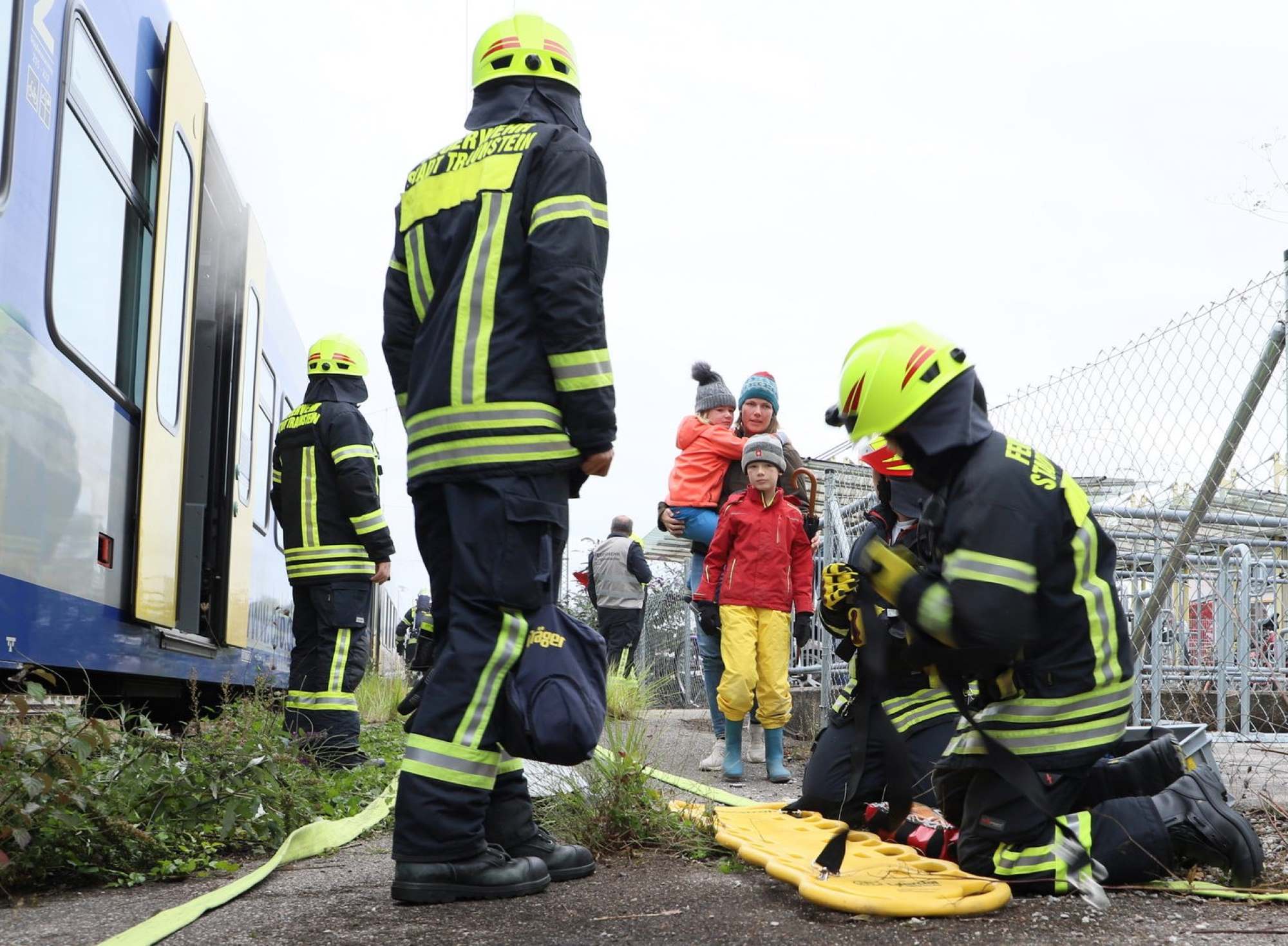 Hier bereiten die Einsatzkräfte den Abtransport zur Verletztensammelstelle vor.JPG