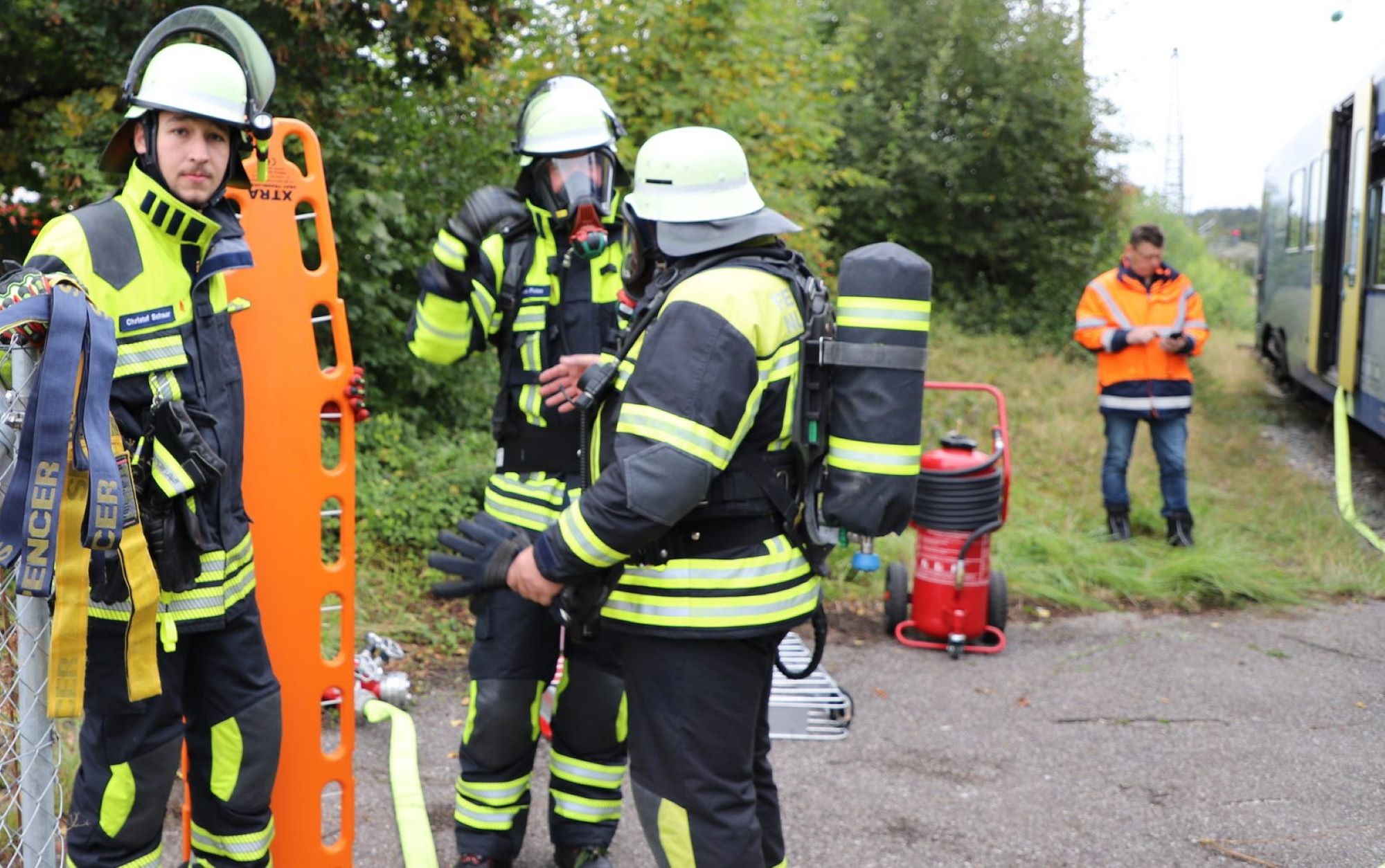 Hier bereiten sich zwei Atemschutzgeräteträger auf den Einsatz vor.JPG