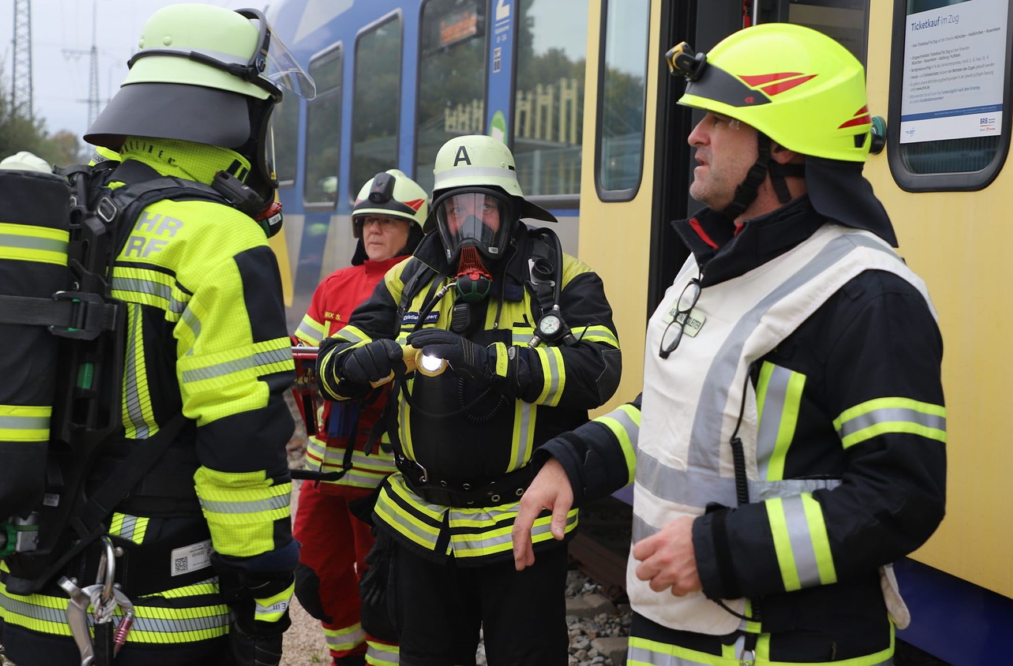 Neben der Feuerwehr Traunstein waren Einsatzkräfte aus Halsach Surberg und Nußdorf beteiligt.JPG