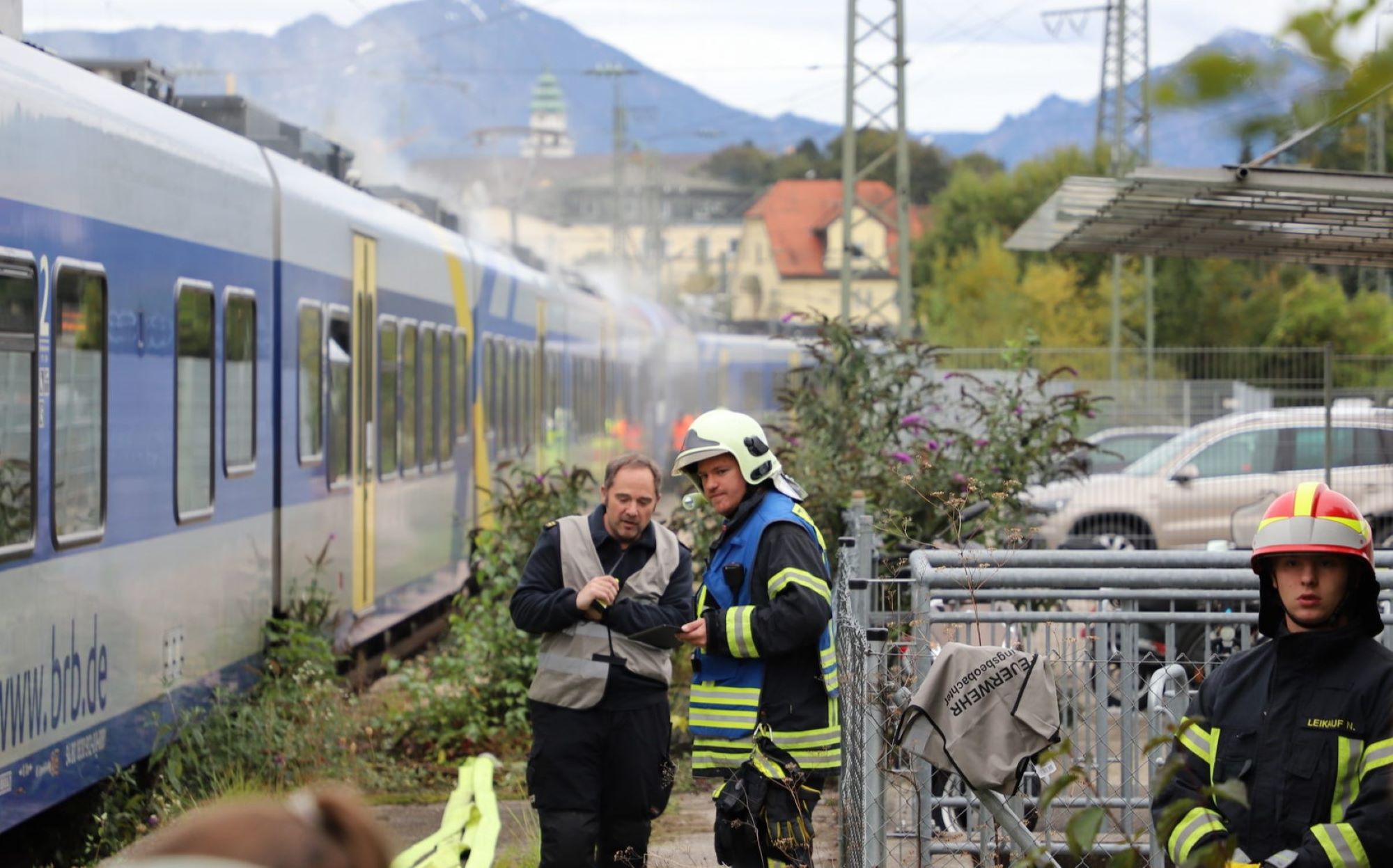 Am Traunsteiner Bahnhof wurde eine Übung eines brennenden Zuges abgehalten.JPG