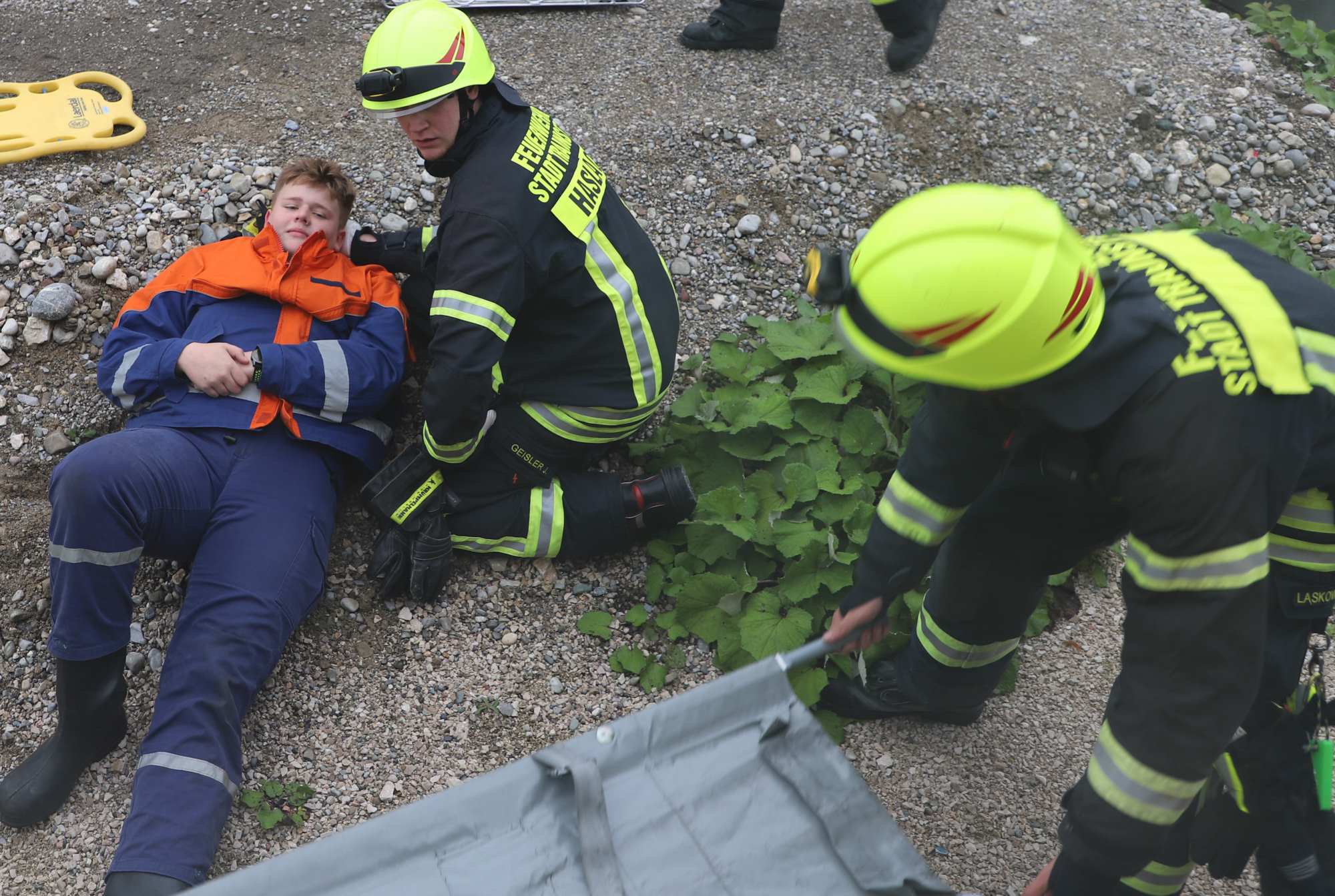 Die Geretteten wurden mittels Trage vom Gefahrenbereich weggetragen.JPG