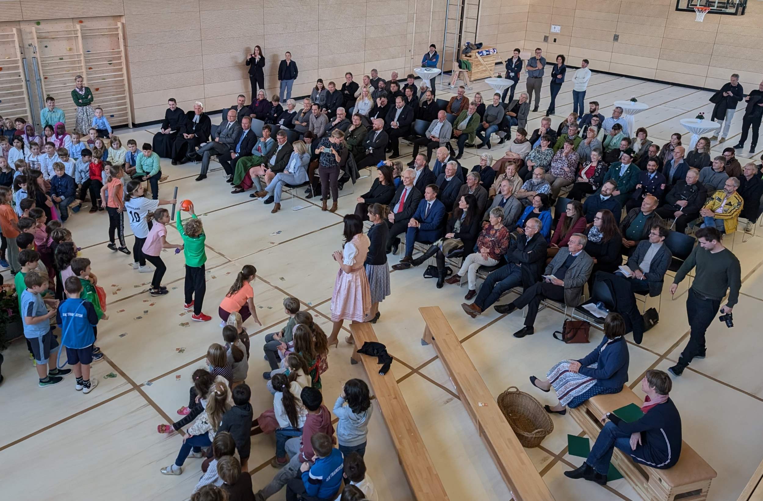 Festakt Schlüsselübergabe Turnhalle Kammer.jpg