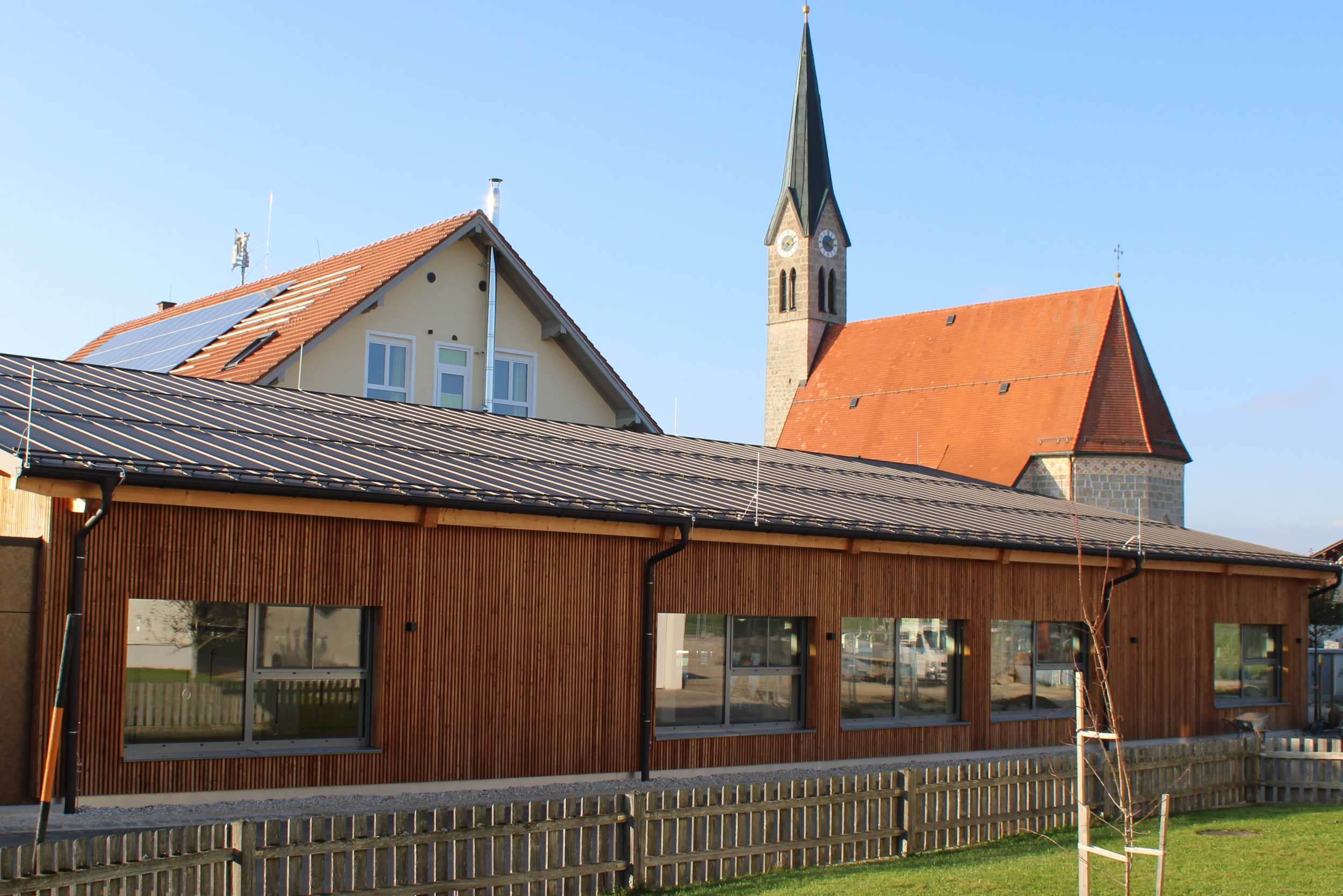 Ostseite mit Blick Richtung Schule und Kirche.JPG